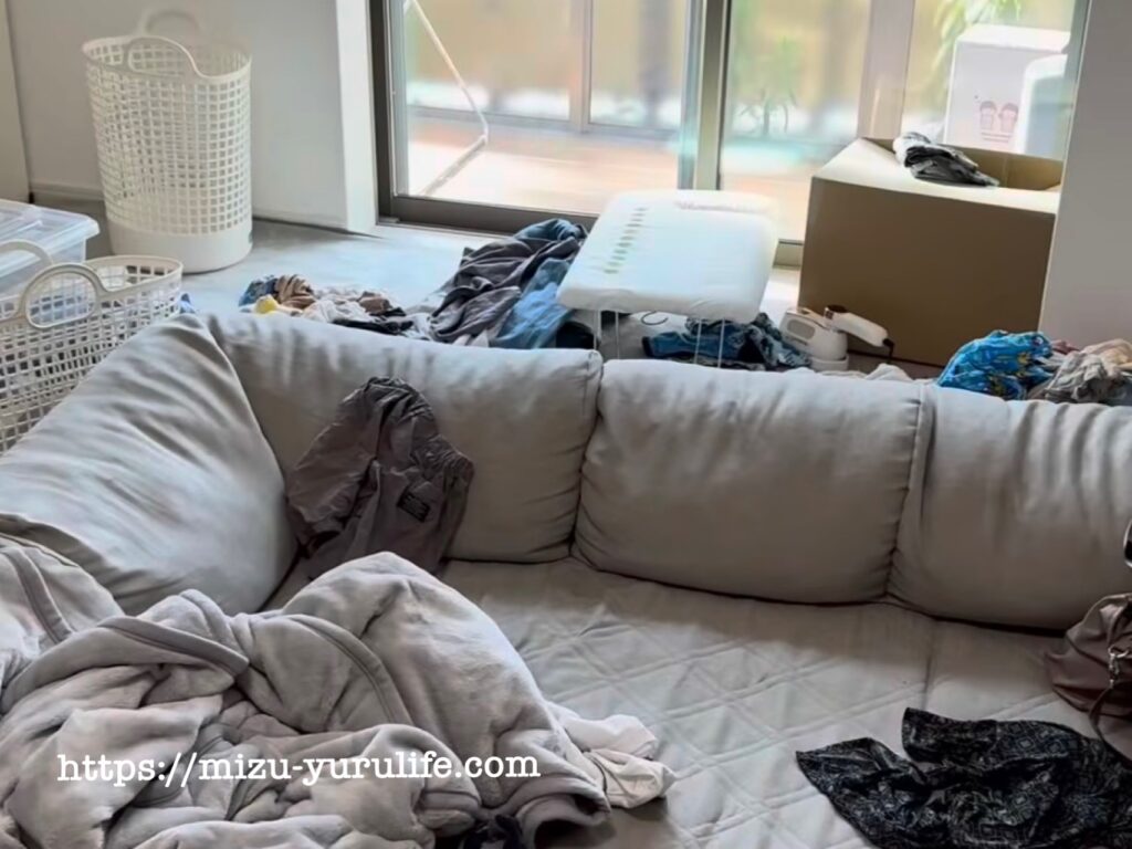 足の踏み場がない部屋